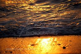 Image du Maroc Professionnelle de  Un magnifique coucher de soleil sur la plage de Souiria Lekdima à 30 Km au sud de Safi, dans cette splendide région du Maroc sur l'océan atlantique. De nombreux européens profitent des joies de la mer sur cette plage un peu désertée par les marocains, le 17 Août 2003. (Photo / Abdeljalil Bounhar) 